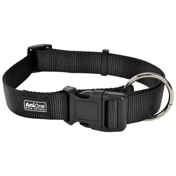 Schwarzes Haustierhalsband mit einer stabilen Schnalle und einem Metall-D-Ring, mit dem Markenlabel 'AniOne Wild Variety.'