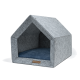 Graues Filzhaustierhaus mit einem dreieckigen Dach und einem blauen Kissen innen, mit einem kleinen Logosticker auf der Vorderseite.