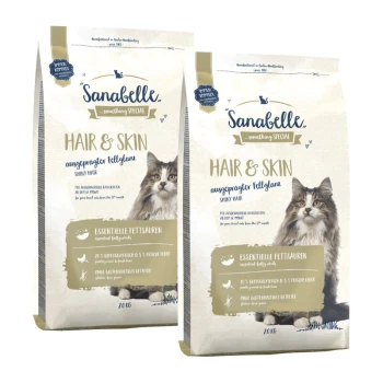 Zwei Beutel Sanabelle Hair & Skin Katzenfutter, mit einer flauschigen Katze auf der Vorderseite, die 'glänzendes Haar' und 'essentielle Fettsäuren' hervorhebt.