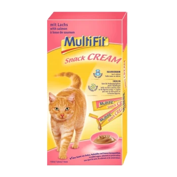 Orangefarbener getigerter Kater, der auf den Betrachter zugeht, neben einer pinken Box mit MultiFit Snack Cream mit Lachs, mit ernährungsphysiologischen Angaben.