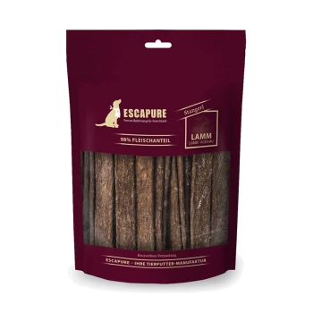 Eine kastanienbraune Tüte Escapure Hundesnacks mit der Aufschrift "Lamm" (lamb) und 98% Fleischgehalt, mit einem Fenster, das die Snackstäbchen im Inneren zeigt.