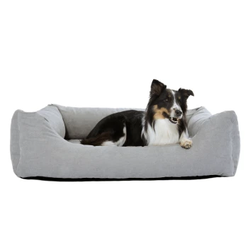 Graues rechteckiges weiches Haustierbett mit erhöhten gepolsterten Seiten auf weißem Hintergrund.