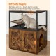 Eine hellfarbige Katze sitzt an einer 18 Zoll hohen Futterstation mit Schalen und einem Holzschrank. Der Text lautet 'Erhöhte Näpfe.'