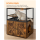 Eine hellfarbige Katze sitzt an einer 18 Zoll hohen Futterstation mit Schalen und einem Holzschrank. Der Text lautet 'Erhöhte Näpfe.'