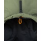 Nahaufnahme der Kapuze einer olivgrünen Hundejacke mit schwarzer Innenfütterung, vertikalem Reißverschluss und hellorangefarbenem Kordelstopper