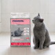 Chat gris aux yeux bleus à côté d'un sac de litière agglomérante PREMIERE portant la mention «KLUMPEND EXCELLENT» 6 kg.