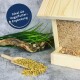 Holz-Vogelfutterspender gefüllt mit Samen, begleitet von einer Holzschaufel mit Samen und grünem Gras, mit dem Text "Ideal als Vogelfutter-Ergänzung".