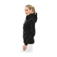 Eine Frau in einem schwarzen Reißverschluss-Hoodie mit einer Fronttasche, gestylt mit einer Kapuze mit Kordelzug, steht seitlich vor einem weißen Hintergrund.