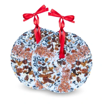 Vogeltaler 6 Stück Zwei runde Vogelfutterornamente mit roten Bändern, die eine Mischung aus Samen, getrockneten Früchten und Nüssen enthalten, entworfen zum Aufhängen.