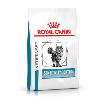 Eine Tüte Royal Canin Veterinary Sensitivity Control Katzenfutter mit einer Illustration einer grauen getigerten Katze und einem roten Kronenlogo.