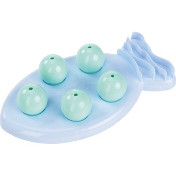 Interaktives Haustierspielzeug in Form eines Fisches, mit fünf hellblauen Bällen, die bewegt oder versteckt werden können.