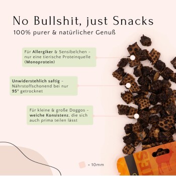 Verpackung von Tier-Snacks mit kaubaren Leckerlis auf hellem Hintergrund. Text: "No Bullshit, just Snacks," und Highlights für Allergien und Nährstoffe.