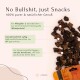 Verpackung von Tier-Snacks mit kaubaren Leckerlis auf hellem Hintergrund. Text: "No Bullshit, just Snacks," und Highlights für Allergien und Nährstoffe.