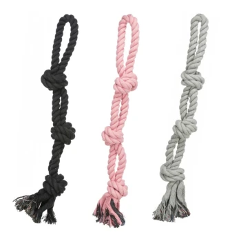 Drei Hundeseilspielzeuge in Schwarz, Pink und Grau, jedes mit einem geknoteten Design und ausgefransten Enden zum Kauen und Ziehen.