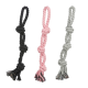 Drei Hundeseilspielzeuge in Schwarz, Pink und Grau, jedes mit einem geknoteten Design und ausgefransten Enden zum Kauen und Ziehen.