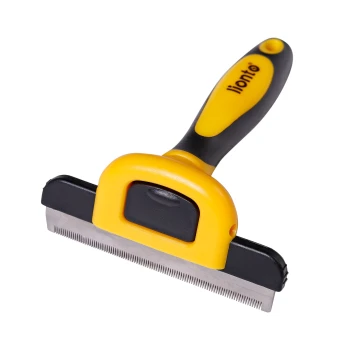 Ein Haustierpflegewerkzeug mit einem gelb-schwarzen Griff und einer Klinge aus rostfreiem Stahl, entworfen zum Entfernen von losem Fell.