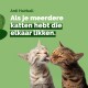 Twee katten, een zilver tabby en een bruin gespikkelde, verzorgen elkaar tegen een groene achtergrond met tekst over anti-haarbal tips.