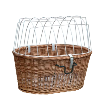 Panier de transport pour animaux tissé avec un dessus en cage en fil blanc, conçu pour transporter des petits animaux en toute sécurité.