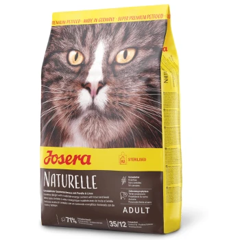 Naturelle 2 kg Nahaufnahme einer Tüte Josera Naturelle Katzenfutter mit der Aufschrift "Sterilised" und "ADULT", mit "71% Fleisch" und "35/12 Protein/Fett."
