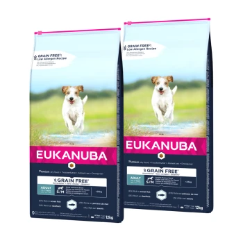 Zwei Säcke Eukanuba getreidefreies Hundefutter, mit einem laufenden Hund auf der Vorderseite, beschriftet für erwachsene kleine/mittlere Hunde unter 25 kg.