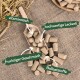Tierpellets in einer Schaufel auf Jute mit Heu; Beschriftungen: vitaminreich, hochwertige Leckerli, fruchtiger Geschmack, Ballaststoffe
