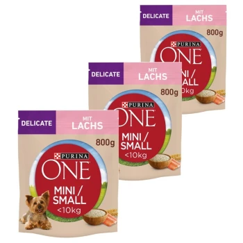 Mini Adult Lachs 3x800 g Drei Pakete Purina ONE Mini/Small Hundefutter, jeweils 800 g, mit der Aufschrift "Delicate mit Lachs" und einem Fokus auf kleine Hunde unter 10 kg.