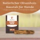 Natürlicher Olivenholz-Kaustab für Hunde, mit Verpackung im Hintergrund, die "WILDFANG" und "OLIVENHOLZ KAUSTAB" zeigt.