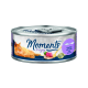 Eine Dose Katzenfutter mit der Aufschrift "Momente zum Genießen", mit einer orangefarbenen Katze und Thunfisch mit Forelle. Der Text lautet "Thunfisch mit Forelle" und "QUALITÄTSFILET."