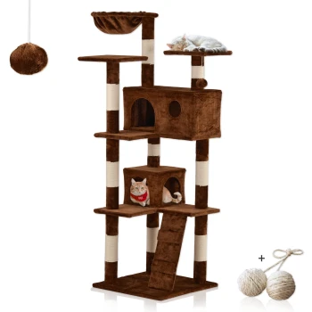 Ein hoher brauner Katzenbaum mit einer gemütlichen Liegefläche, einem Versteck und einer Rampe. Eine Katze schläft oben; eine andere schaut heraus. Flauschige und Seilballspielzeuge sind sichtbar.