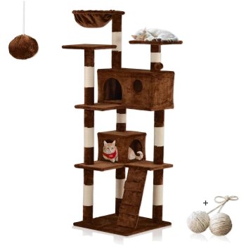 Ein hoher brauner Katzenbaum mit einer gemütlichen Liegefläche, einem Versteck und einer Rampe. Eine Katze schläft oben; eine andere schaut heraus. Flauschige und Seilballspielzeuge sind sichtbar.
