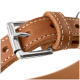 Nahaufnahme eines braunen Lederhalsbands mit weißer Naht, verchromter Schnalle und Einstelllöchern.