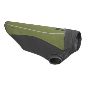 Eine grüne und schwarze Hundejacke von Ruffwear, mit einem schlanken Design, einem reflektierenden Streifen und einer engen Passform für Wärme.