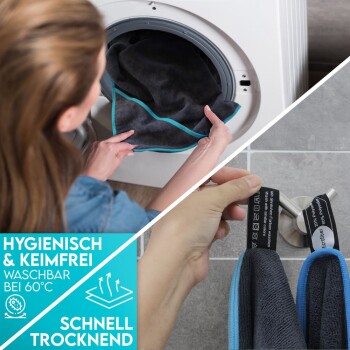 Eine Frau legt ein dunkelgraues Mikrofaserhandtuch mit türkisfarbenem Rand in eine Waschmaschine. Der Text lautet "HYGIENISCH & KEIMFREI."