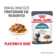 Opakowanie karmy dla kotów Royal Canin Hairball z talerzem mokrej karmy, z tekstem o redukcji formowania się kul włosowych w ciągu 14 dni.