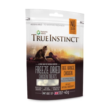 Gefriergetrocknete Hühnerleckerlis für Katzen, beschriftet mit "True Instinct", mit einer Katze auf der Vorderseite, 40g, ohne Getreide oder Konservierungsstoffe.