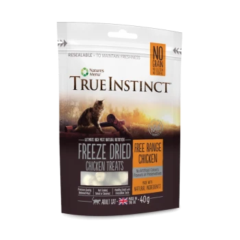 Gefriergetrocknete Hühnerleckerlis für Katzen, beschriftet mit "True Instinct", mit einer Katze auf der Vorderseite, 40g, ohne Getreide oder Konservierungsstoffe.