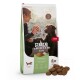 Eine Tüte "pure sensitive adult" Hundefutter mit Insektenprotein, neben einem braunen Hund, der von einer Person gefüttert wird.