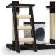 Un arbre à chat noir et blanc avec une échelle comportant trois échelons en sisal, un coin douillet avec une entrée circulaire et des poteaux à gratter.