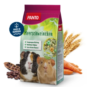 PANTO Meerschweinchenfutterbeutel mit zwei Meerschweinchen auf der Vorderseite, mit Text, der eine ausgewogene Mischung, natürliche Pflanzenfasern und zusätzliches Vitamin C hervorhebt.