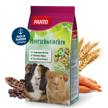 PANTO Meerschweinchenfutterbeutel mit zwei Meerschweinchen auf der Vorderseite, mit Text, der eine ausgewogene Mischung, natürliche Pflanzenfasern und zusätzliches Vitamin C hervorhebt.