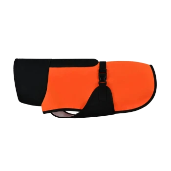 Helle orangefarbene Hundejacke mit schwarzen Akzenten und einem Schnallenriemen, entworfen für Wärme und Sichtbarkeit.