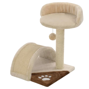 Ein beiger Katzenbaum mit einer plüschigen oberen Liegefläche mit erhöhtem Rand, einem Kratzbaum, der mit Sisal umwickelt ist, und einer gebogenen Rampe mit einem Pfotenabdruckdesign.