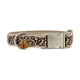 Beige-braunes Hundehalsband mit Leopardenmuster, Metall-Schnellverschluss, D-Ring und zwei hellbraunen Quastenanhängern.