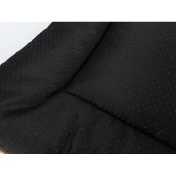 Nahaufnahme eines schwarzen Haustierbettes mit einer strukturierten, gepunkteten Oberfläche, die seine weiche Polsterung und elegantes Design zeigt.