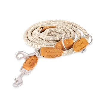 Eine gewickelte beige Hundeleine aus strapazierfähigem Seil, mit Lederakzenten und Metallclips an beiden Enden.