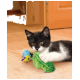 Chaton noir et blanc sur un plancher en bois jouant avec un jouet feuille vert et une peluche de chenille bleue.