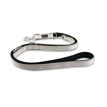 Reflektierende schwarz-graue Wolters Hundeleine mit Metallverschluss und gepolstertem Griff auf weißem Hintergrund.