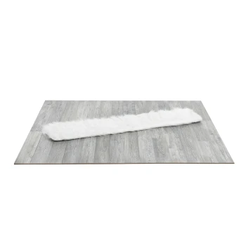 Ein flauschiger weißer Haustierteppich auf einem hellgrauen Holzboden, entworfen für den Komfort und Stil von Haustieren.