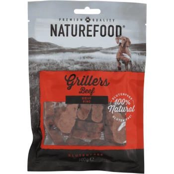 Rote und schwarze Naturefood Grillers Rindfleisch Hundeleckerlipackung mit einem klaren Fenster, beschriftet mit "100% Natürlich" und "Glutenfrei," und einem Hund dahinter.