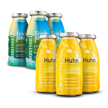 Sechs Flaschen SmoothieDog Hundesnacks und -getränke, gelb mit „Huhn“ Hühnersnack und blau mit „Trinkpause“ Erfrischungsgetränk.